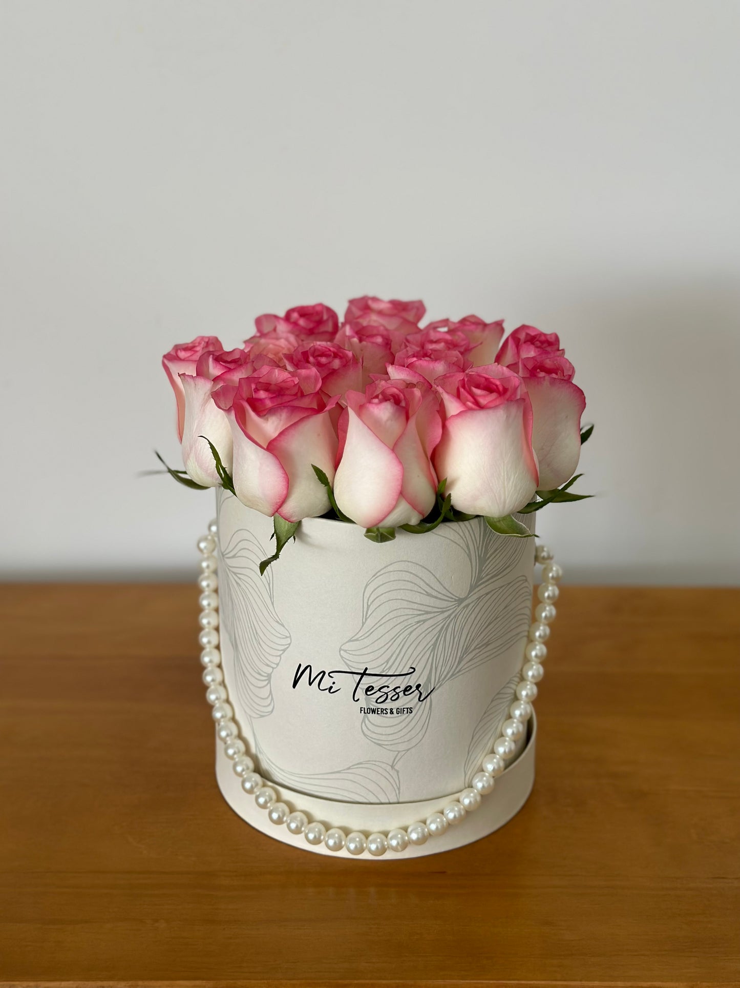 Flower box com rosas saindo da caixa