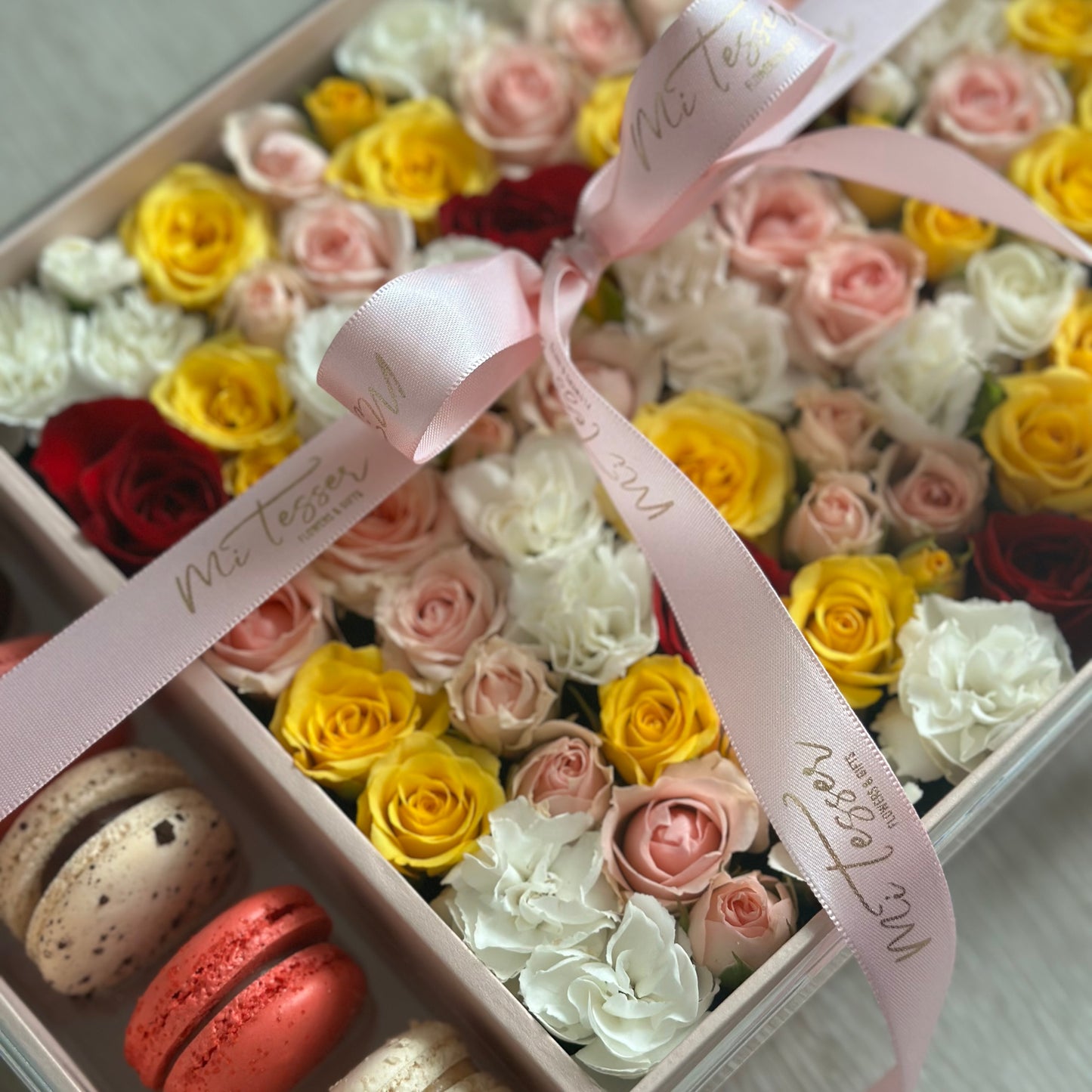 Flower Box com Macarons e Rosas