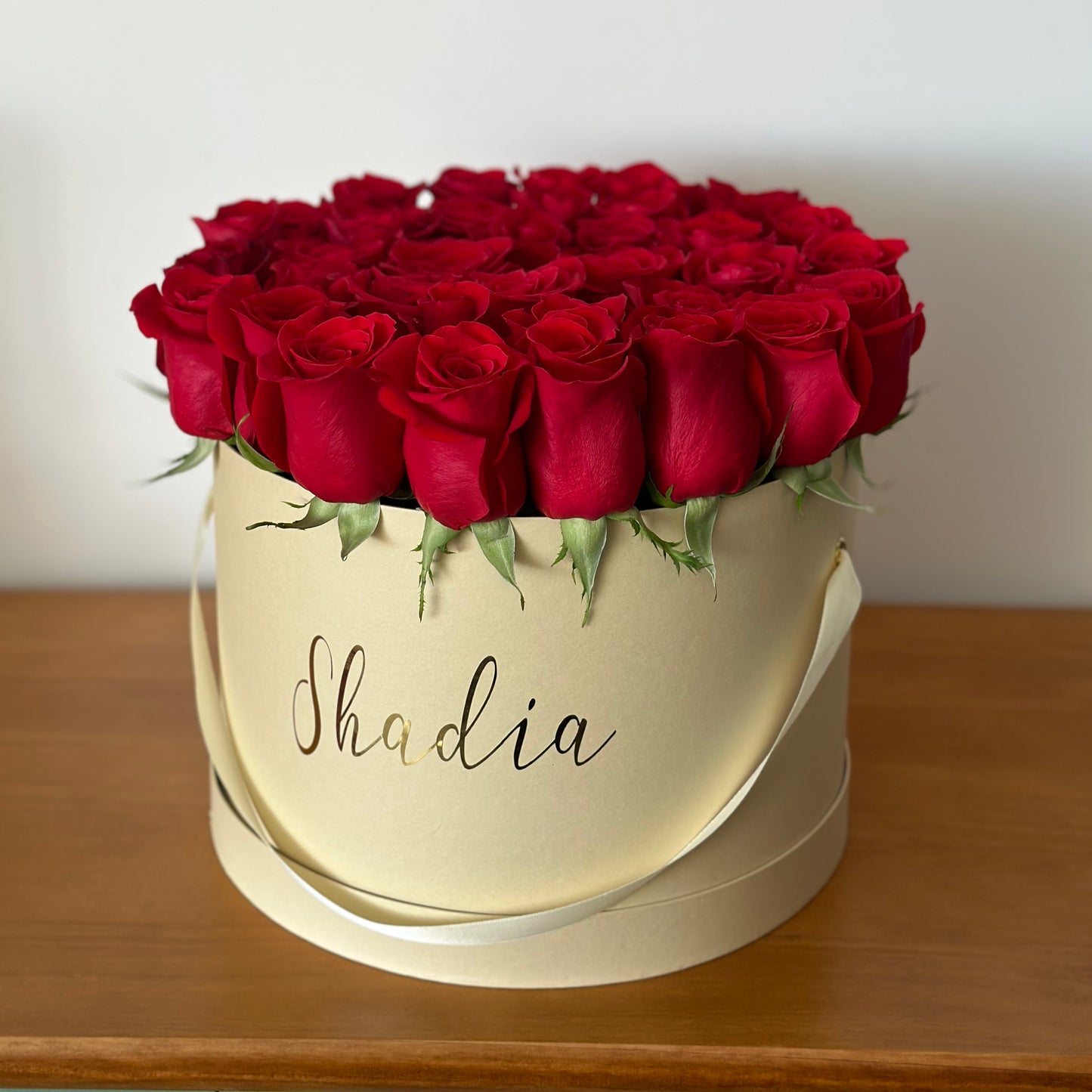 Flower box com rosas saindo da caixa