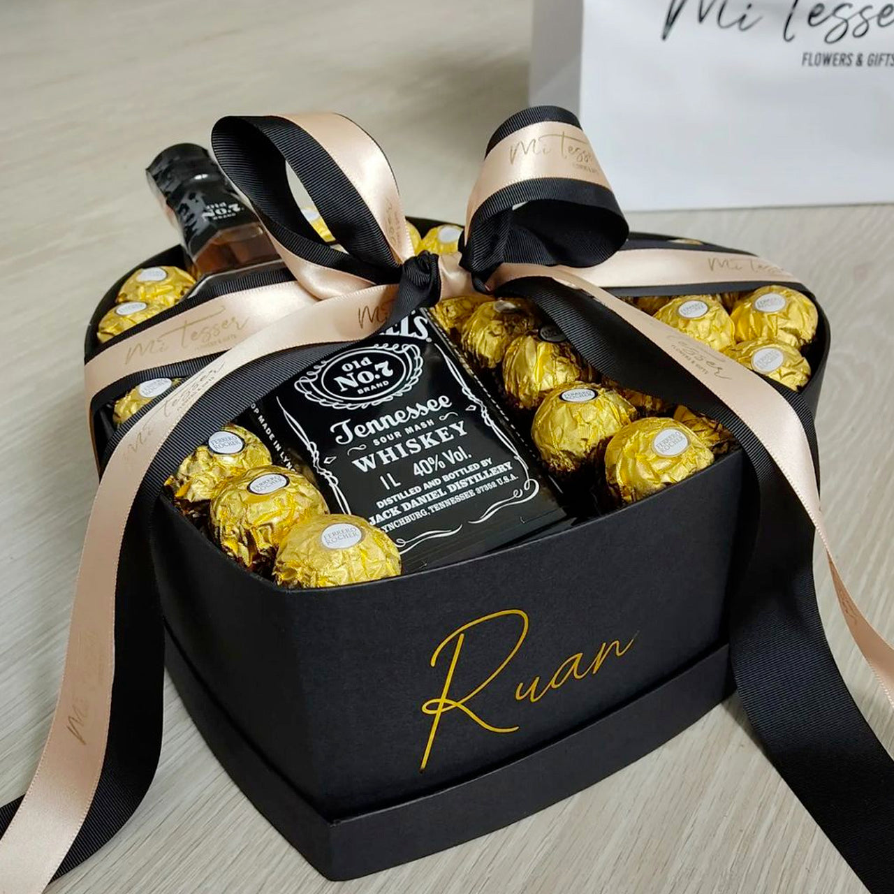 Caixa coração com Jack Daniels e Ferrero Rocher