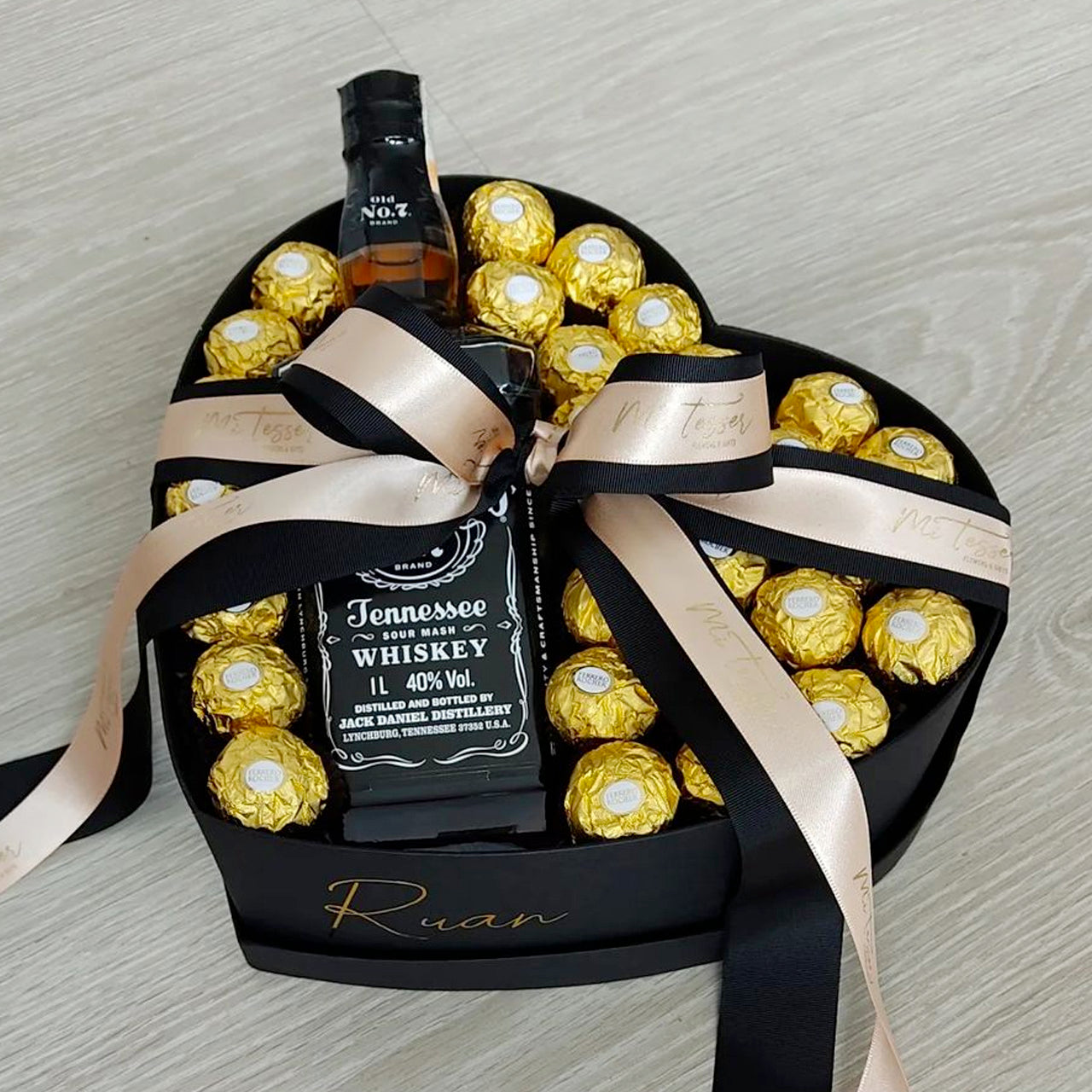 Caixa coração com Jack Daniels e Ferrero Rocher