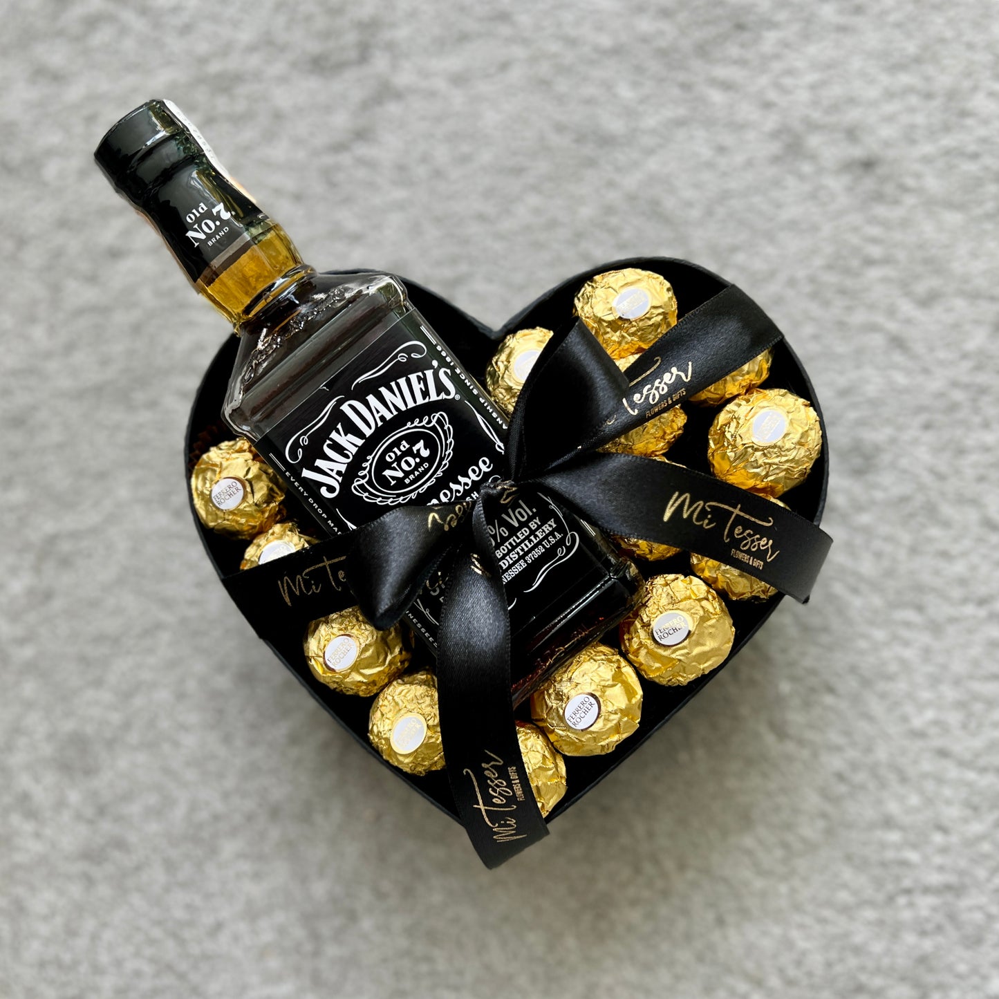 Caixa coração com Jack Daniels e Ferrero Rocher
