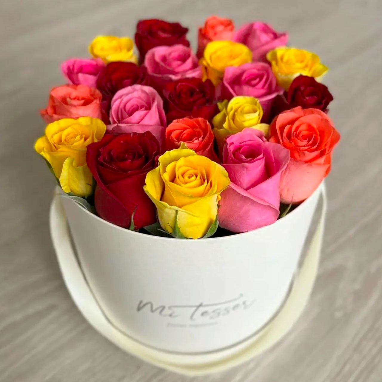 Flower-box redonda com rosas coloridas