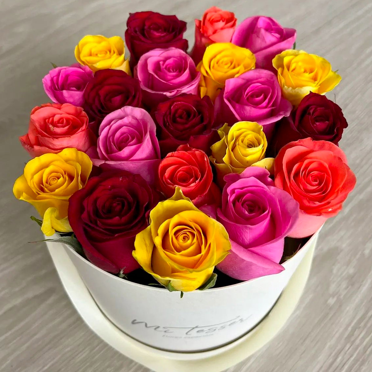 Flower-box redonda com rosas coloridas