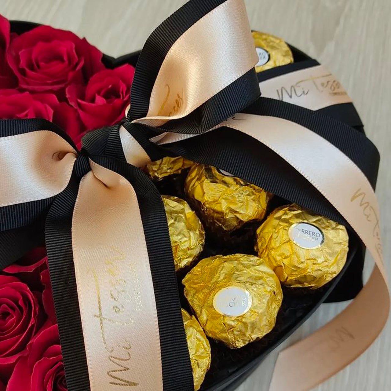 Caixa coração Almas Gêmeas com Rosas e Ferrero Rocher