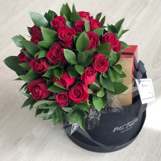 Flower-box com Bouquet de 12 Rosas e Coração de Chocolate Kopenhagen