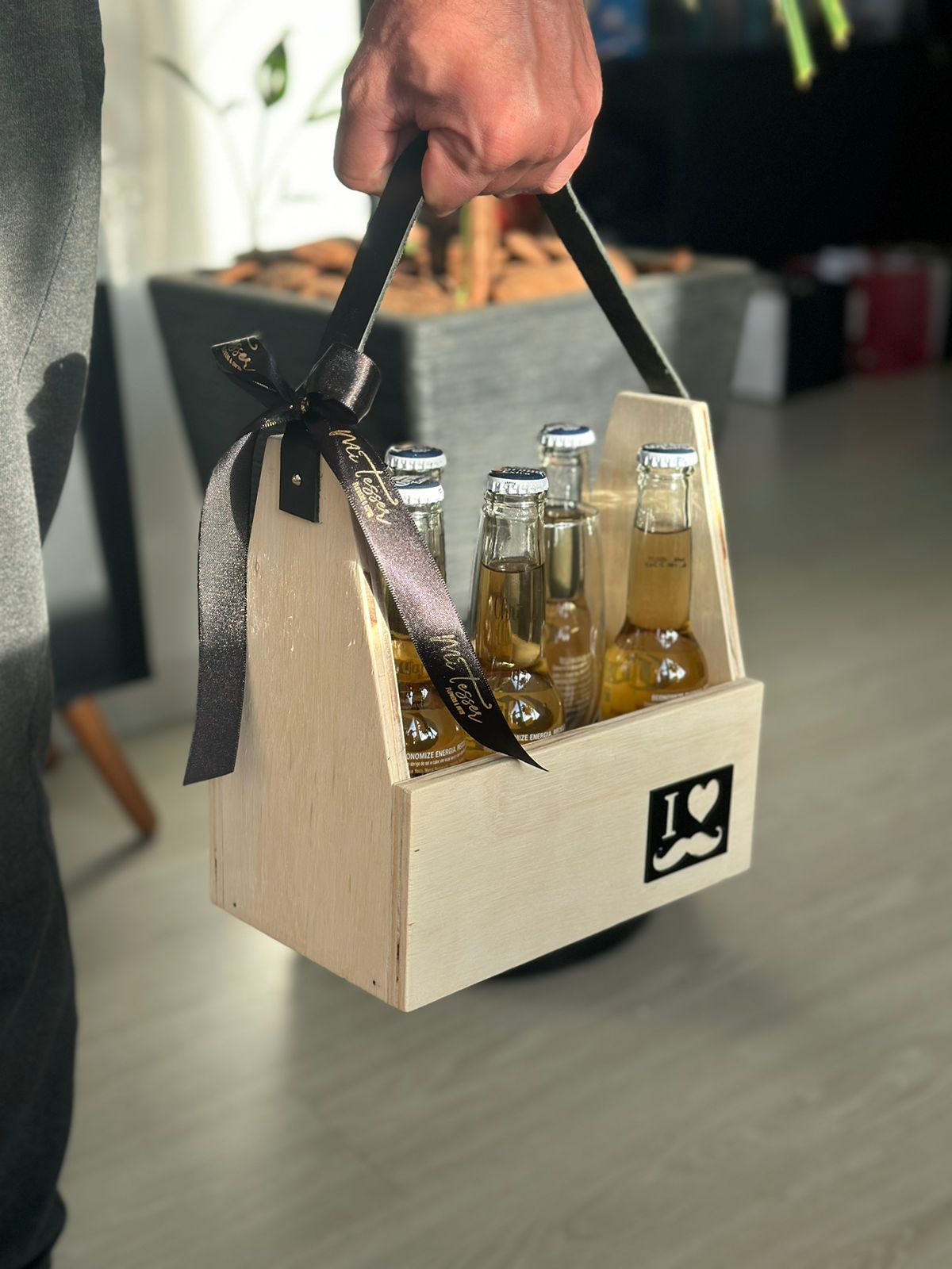 Wood Box com 6 cervejas e taça personalziada