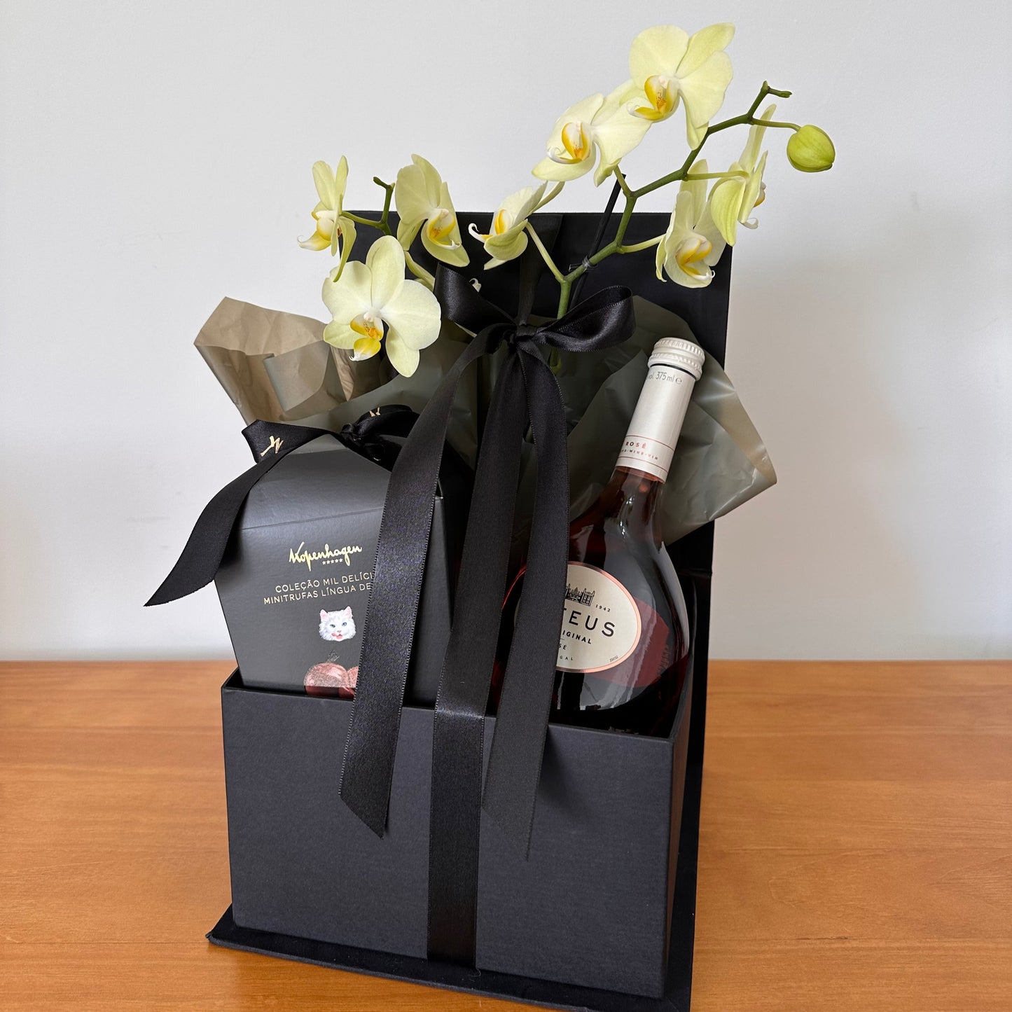 Caixa tampa livro com orquídea