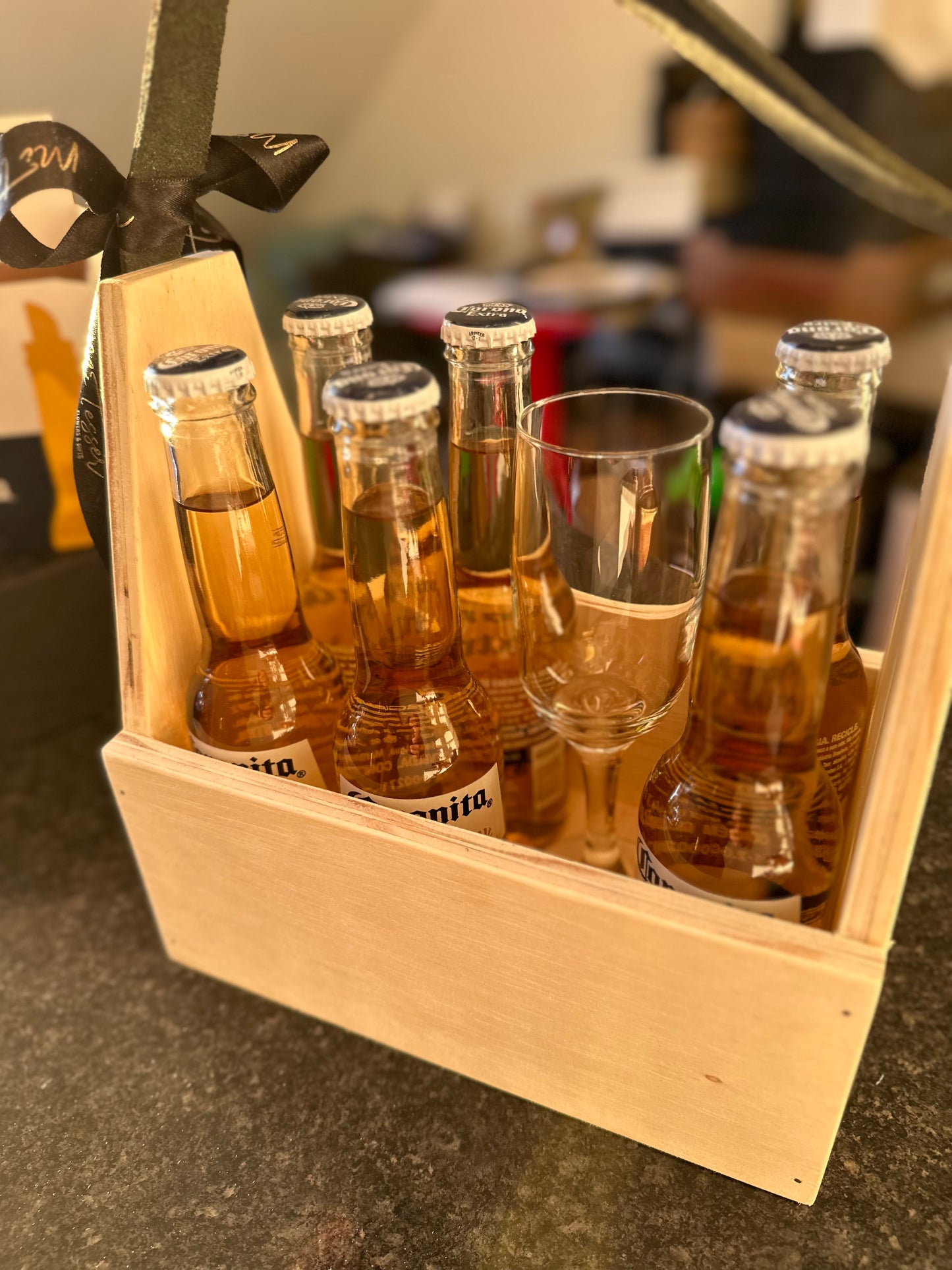 Wood Box com 6 cervejas e taça personalziada