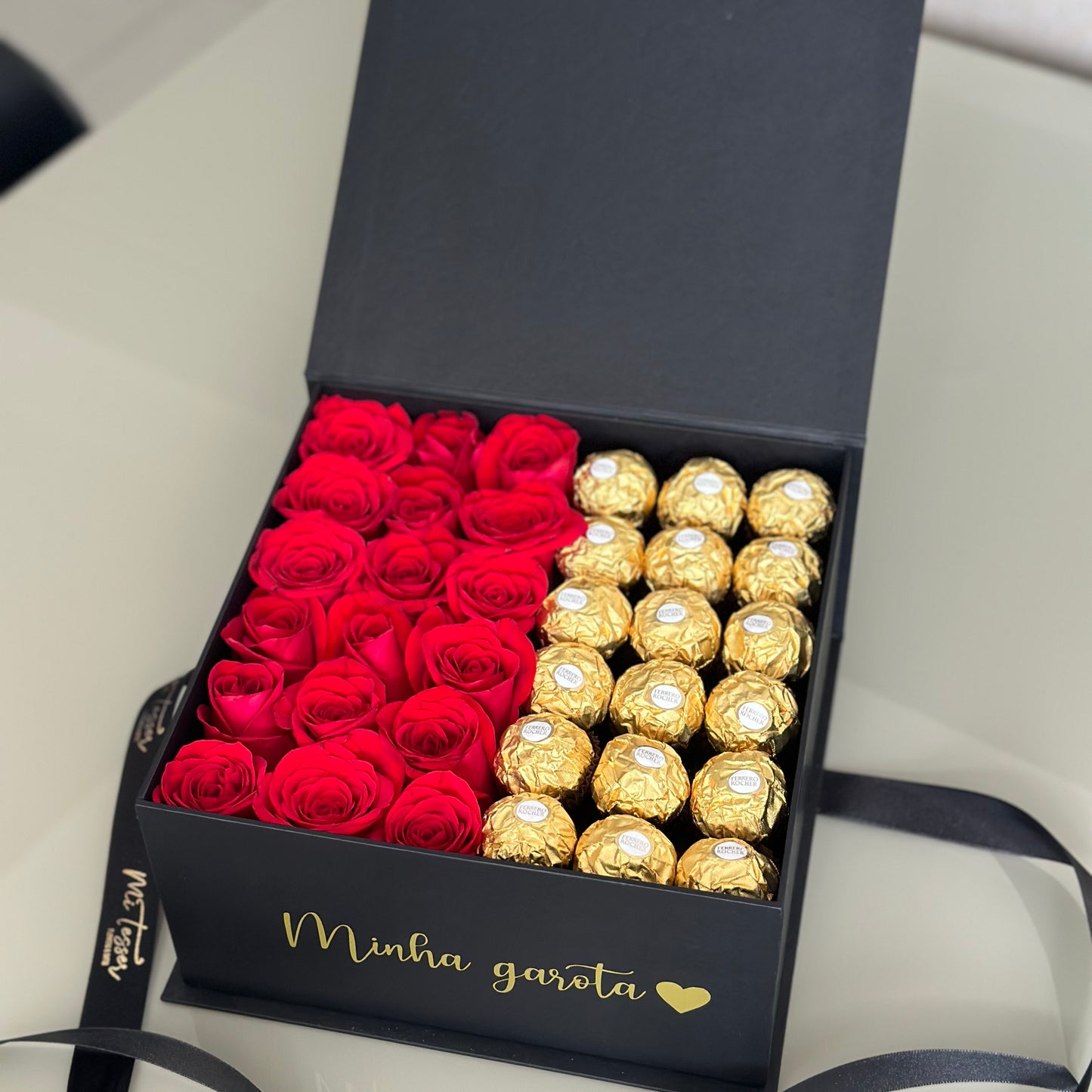 Flowerbox quadrada meio a meio, com rosas e Ferrero Rocher