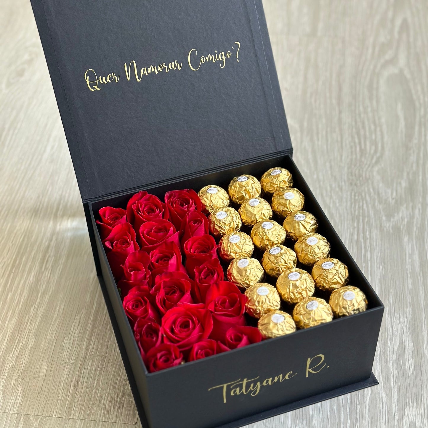 Flowerbox quadrada meio a meio, com rosas e Ferrero Rocher