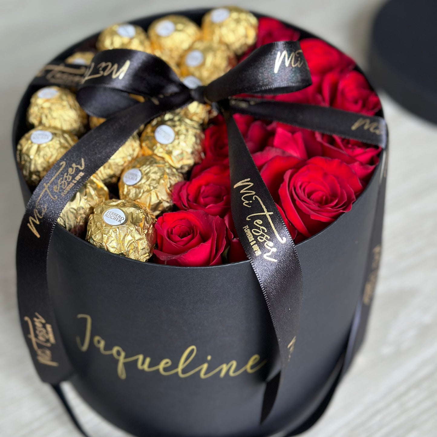 Box redonda rosas e chocolates