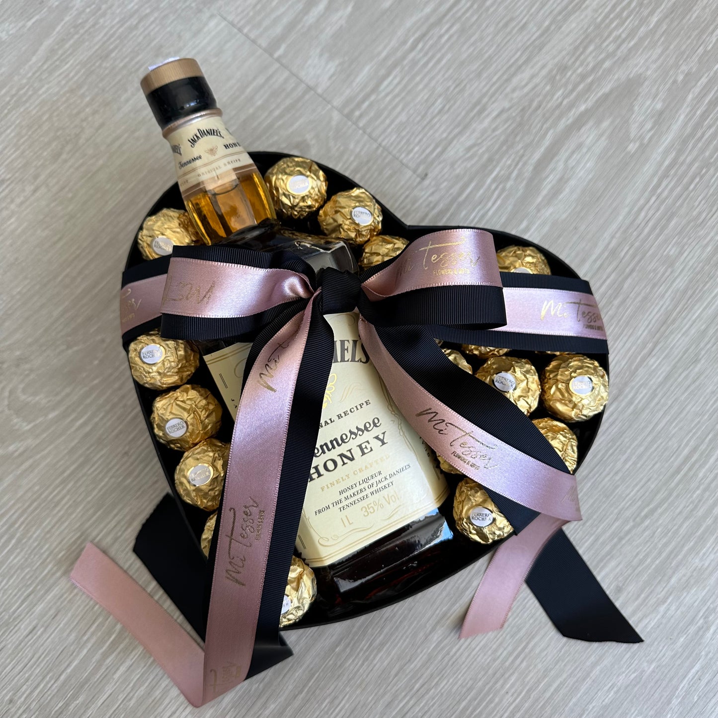 Caixa coração com Jack Daniels e Ferrero Rocher