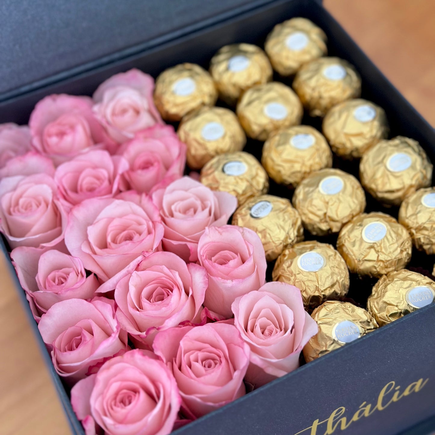 Flowerbox quadrada meio a meio, com rosas e Ferrero Rocher