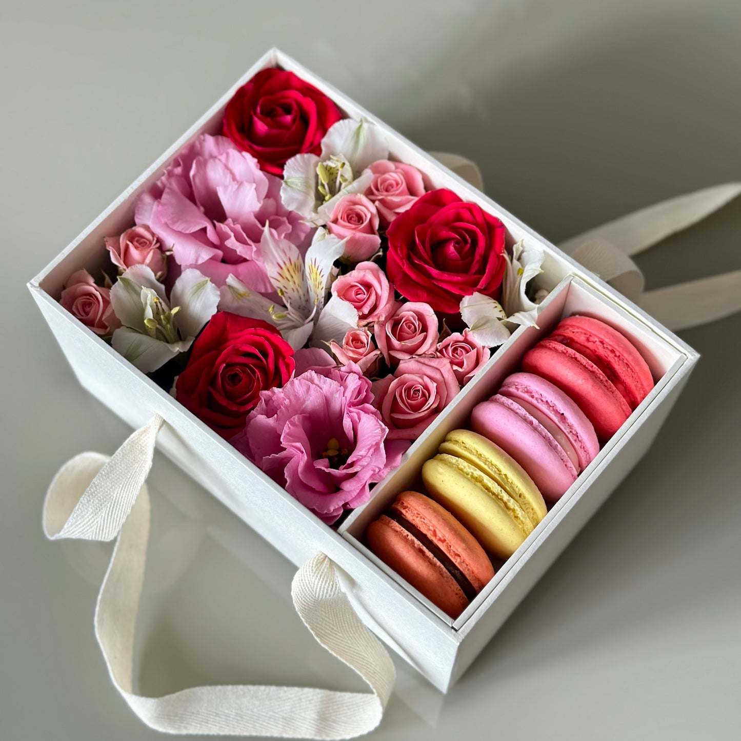 Flower Box com Macarons e Rosas
