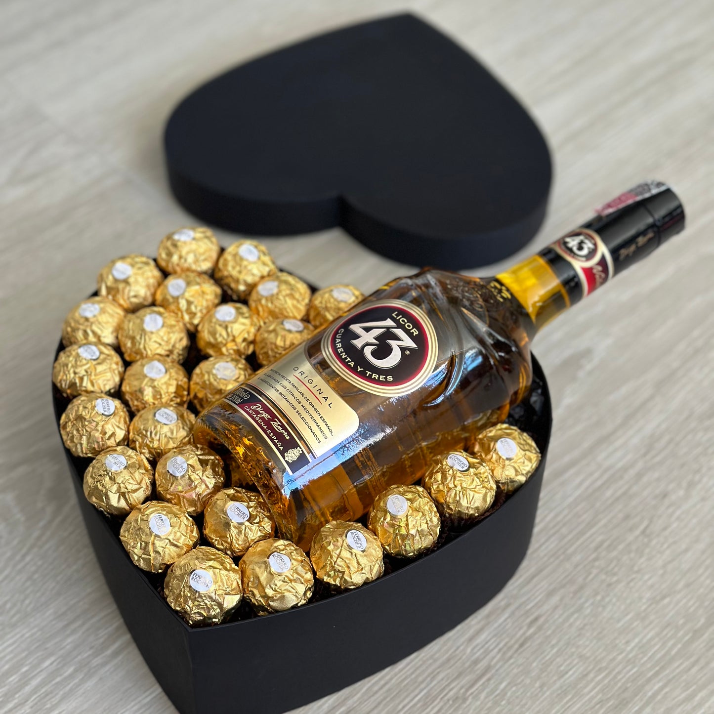 Caixa coração com Ferrero e Licor 43