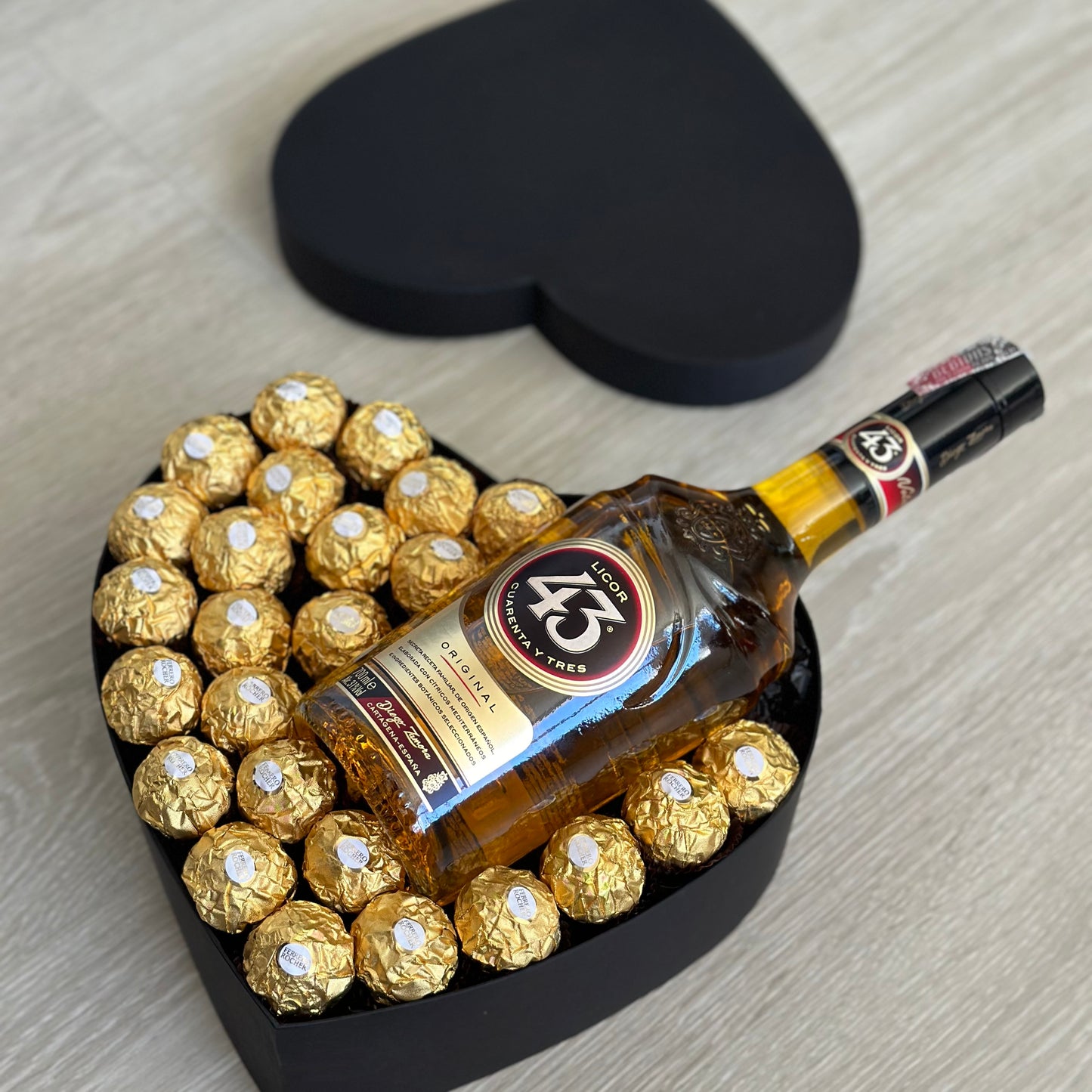 Caixa coração com Ferrero e Licor 43