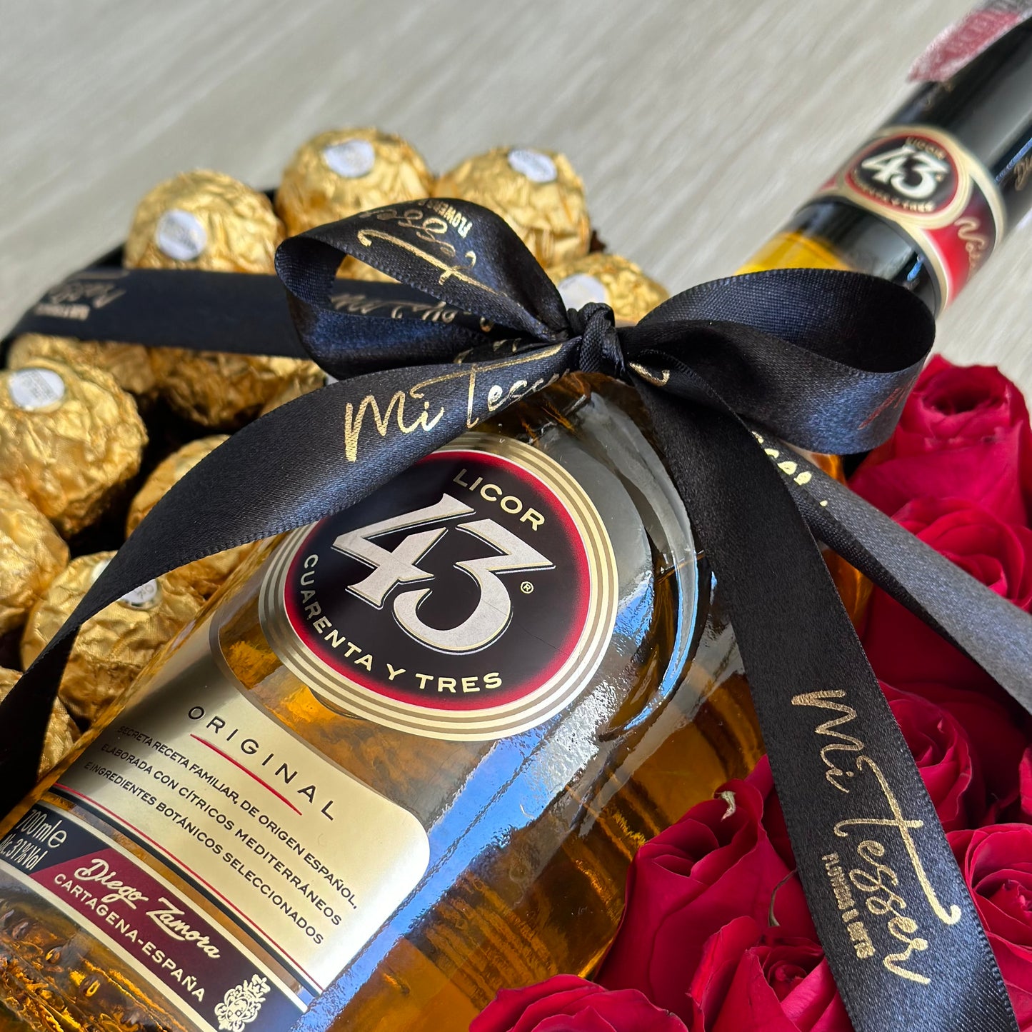 Caixa Coração com Rosas, Ferrero e Licor 43