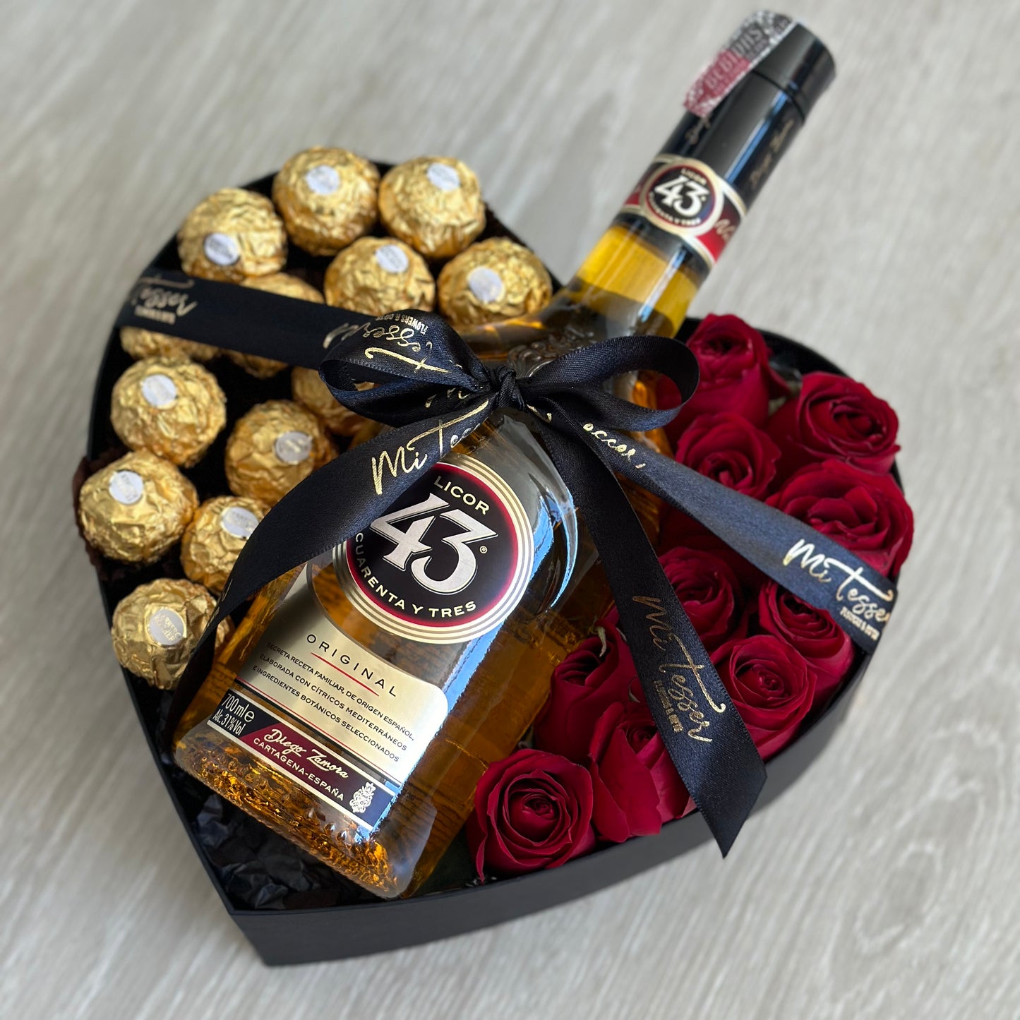 Caixa Coração com Rosas, Ferrero e Licor 43