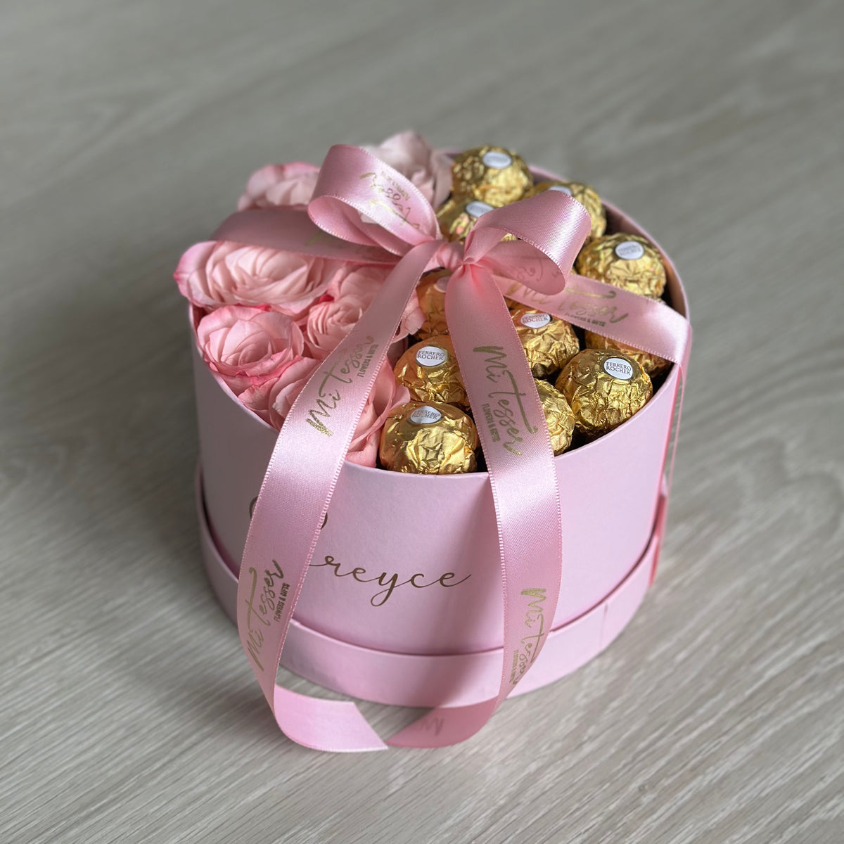 Box redonda rosas e chocolates