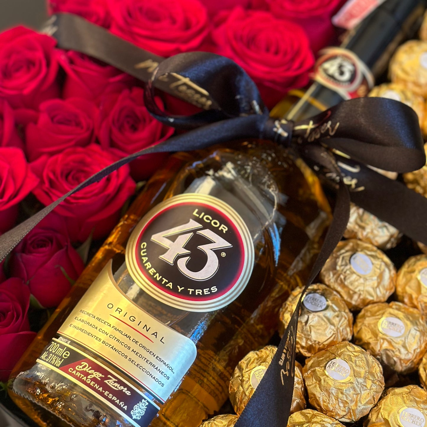 Box Redonda com Rosas, Ferrero e Licor 43