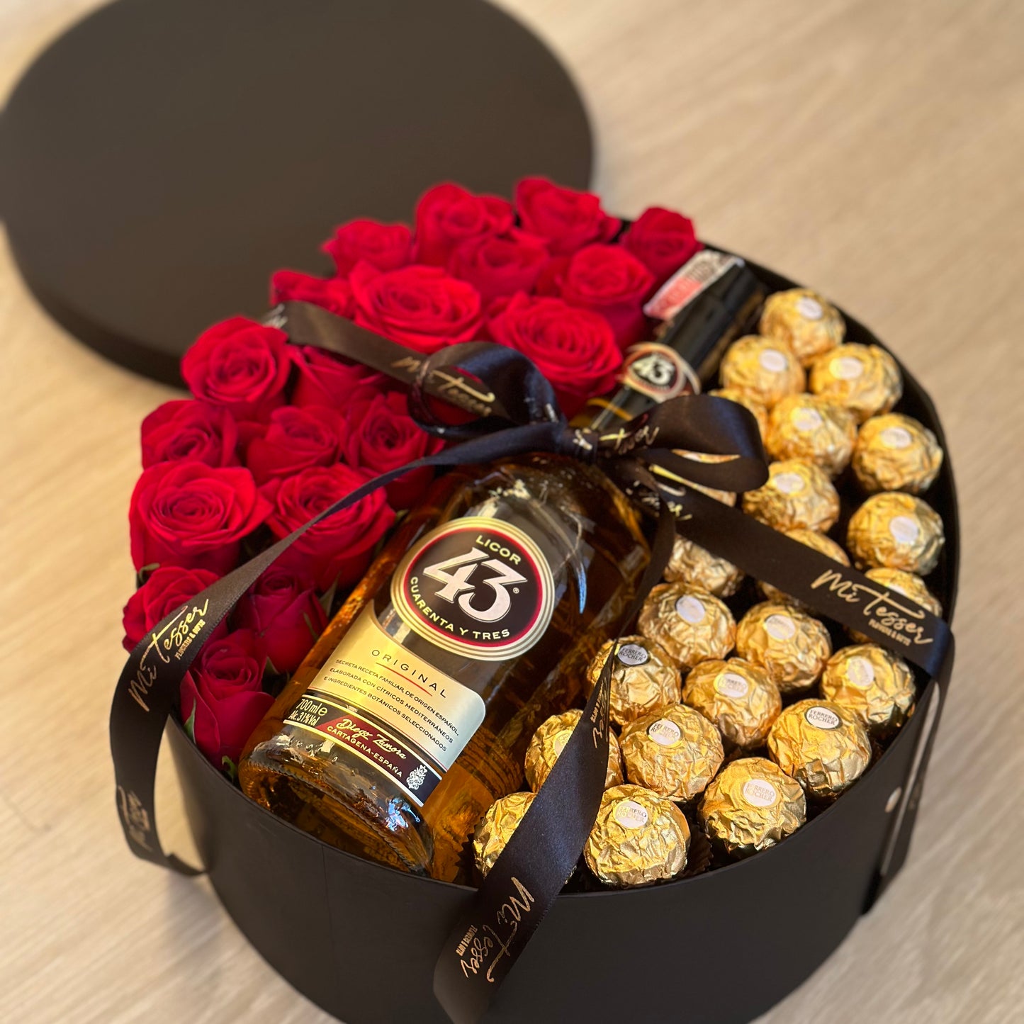 Box Redonda com Rosas, Ferrero e Licor 43