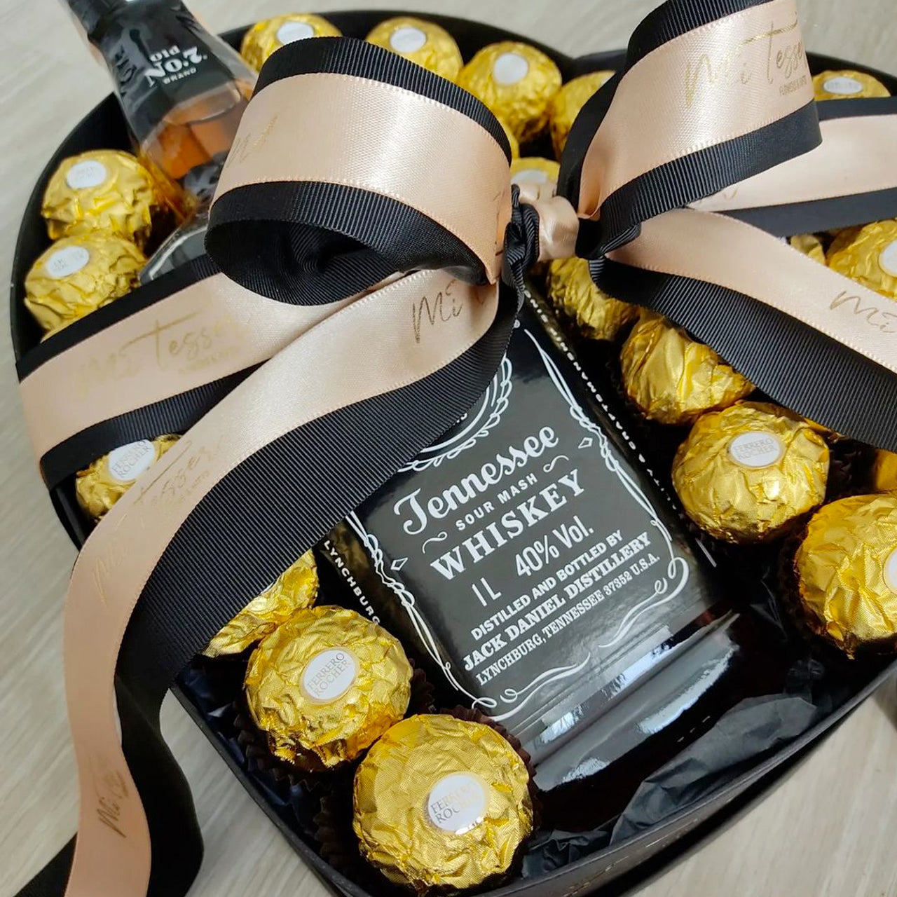 Caixa coração com Jack Daniels e Ferrero Rocher